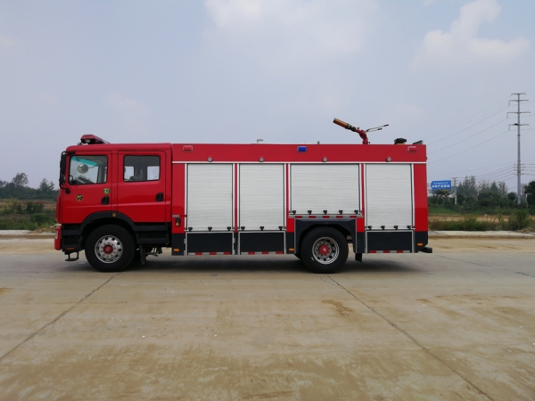 東風7噸泡沫消防車