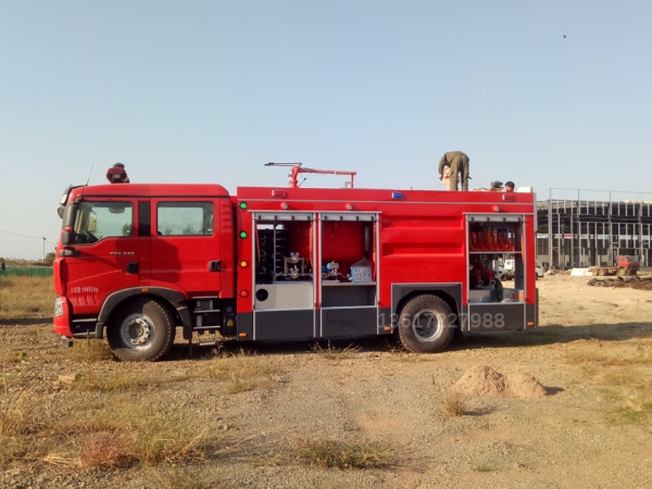豪沃7噸干粉泡沫聯用消防車