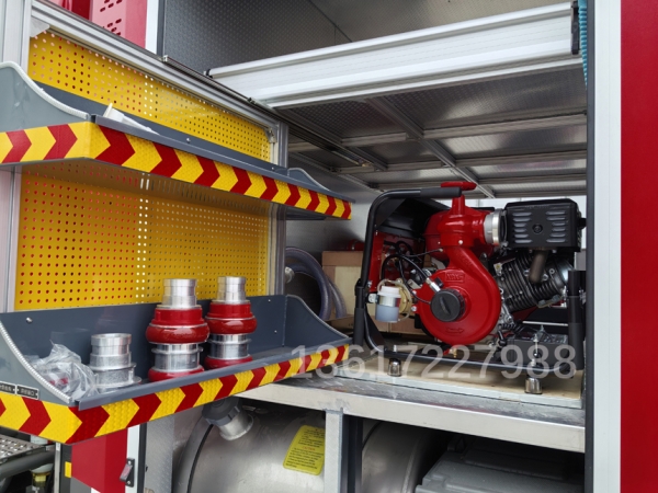 汕德卡7噸水罐消防車