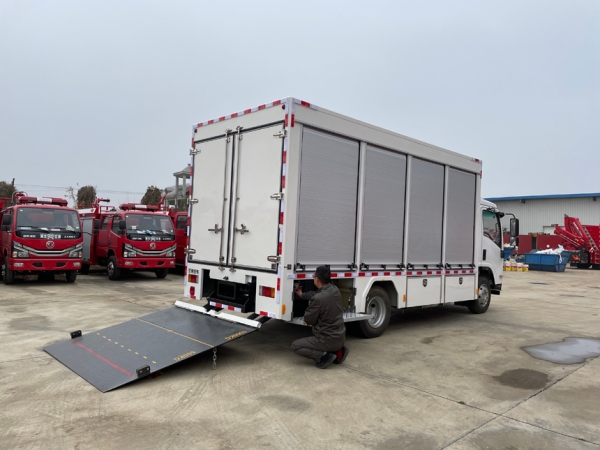 五十鈴裝備車(chē)