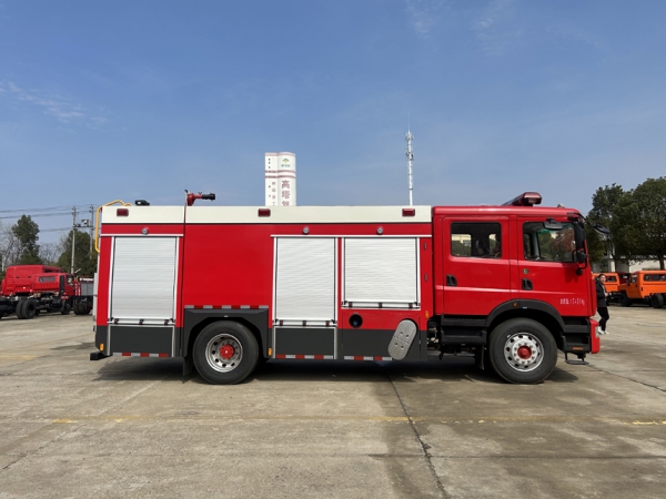 8.2噸東風(fēng)D9水罐消防車